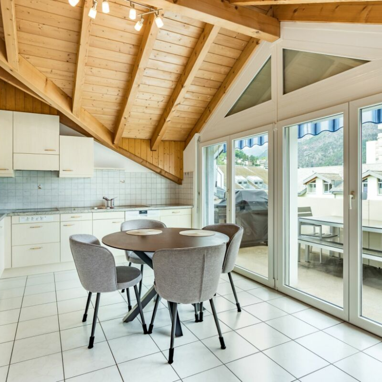 Charm, light and mountain views: 4½-room attic apartment in the heart of Visp