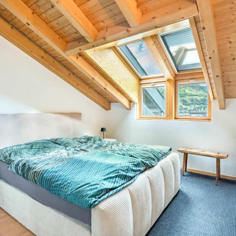 Charm, light and mountain views: 4½-room attic apartment in the heart of Visp