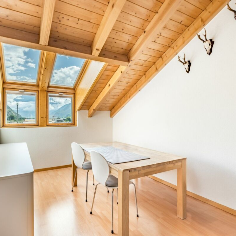 Charm, light and mountain views: 4½-room attic apartment in the heart of Visp