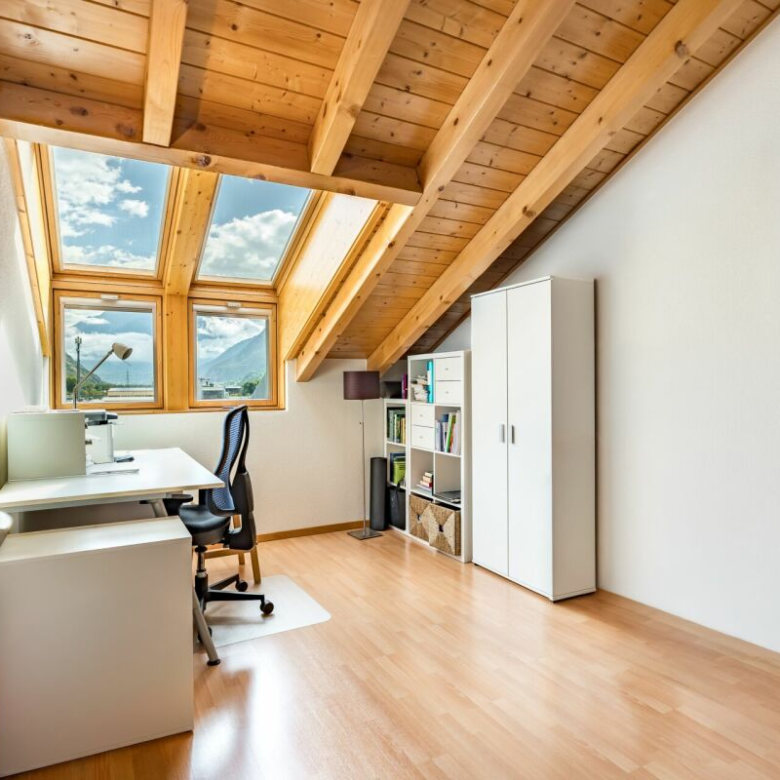 Charm, light and mountain views: 4½-room attic apartment in the heart of Visp