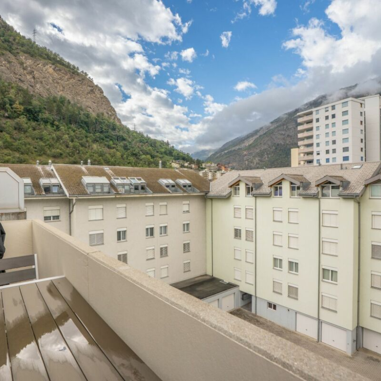Charm, light and mountain views: 4½-room attic apartment in the heart of Visp