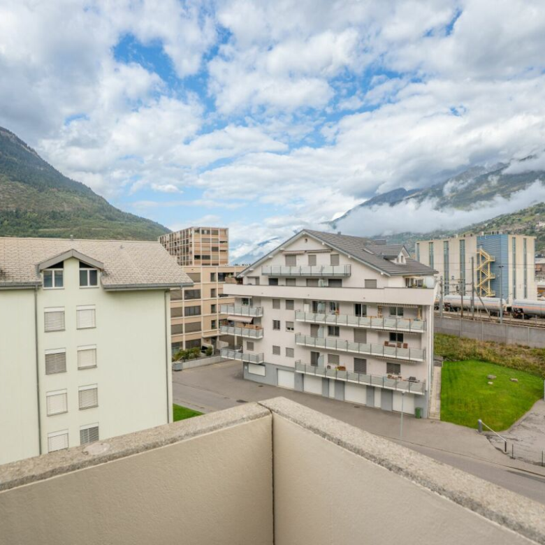 Charm, light and mountain views: 4½-room attic apartment in the heart of Visp