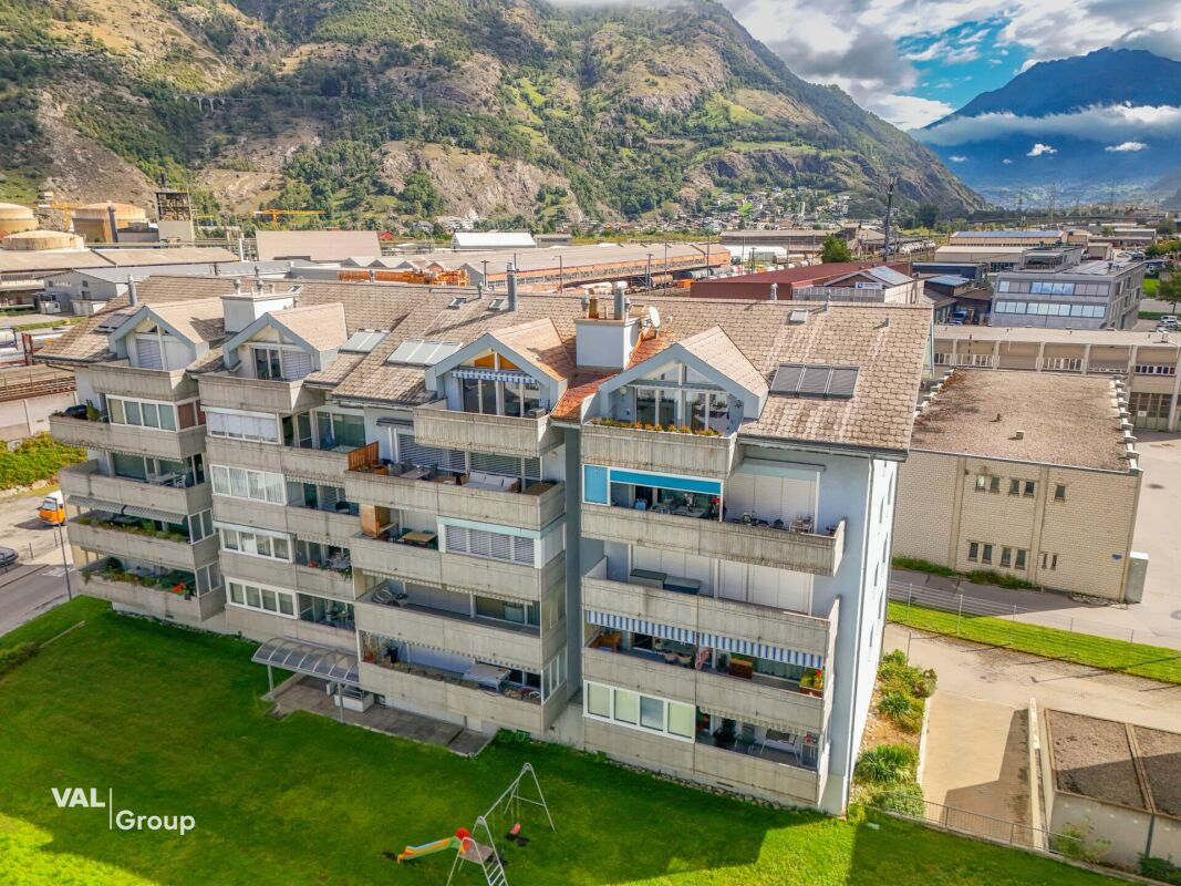 Charm, light and mountain views: 4½-room attic apartment in the heart of Visp