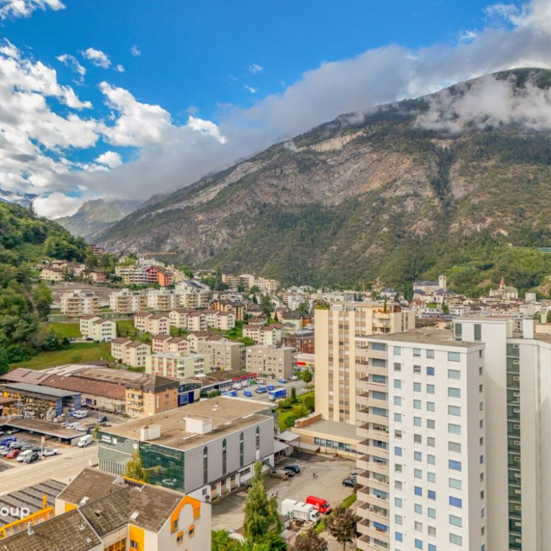 Charm, light and mountain views: 4½-room attic apartment in the heart of Visp