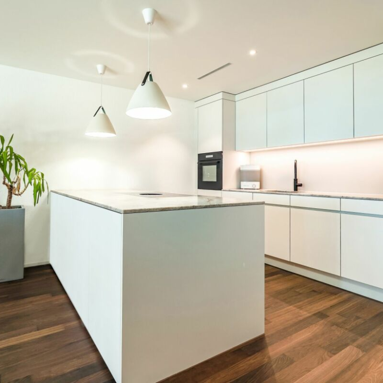Luxuriöse 3.5-Zimmer-Gartenwohnung mit Smart-Home-System und privatem Fitnessraum