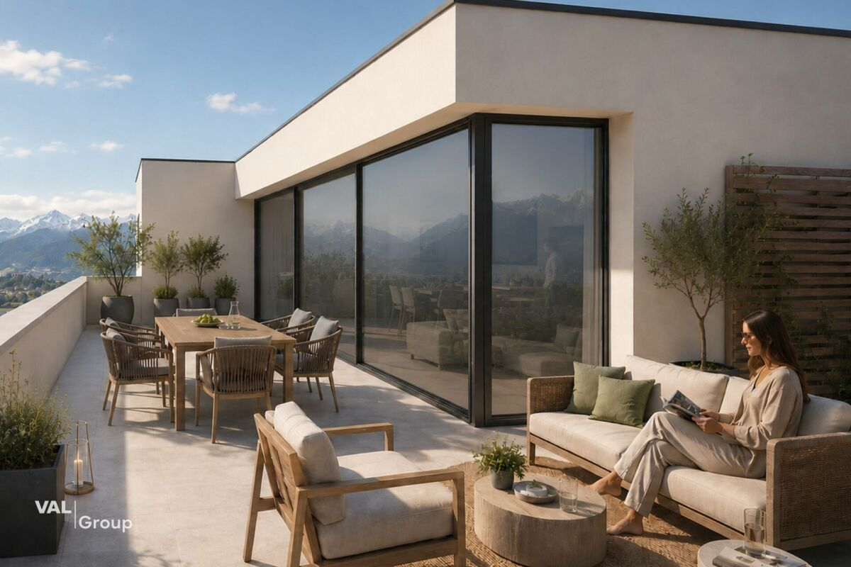 Magnifique attique, avec deux belles terrasses et un jardin privé au rez-de-chaussée