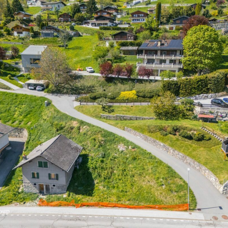 Ideal gelegenes Grundstück für ein Projekt mit 3 Wohnungen, gültige Baugenehmigung