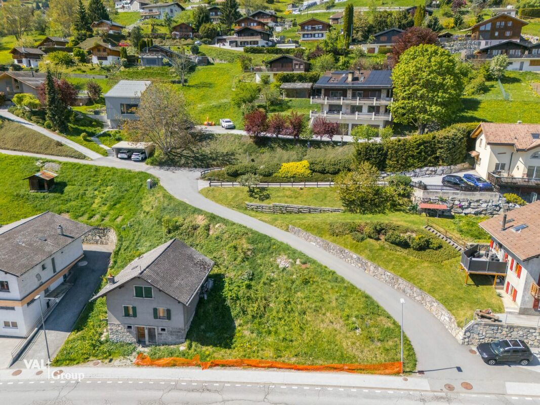Ideal gelegenes Grundstück für ein Projekt mit 3 Wohnungen, gültige Baugenehmigung