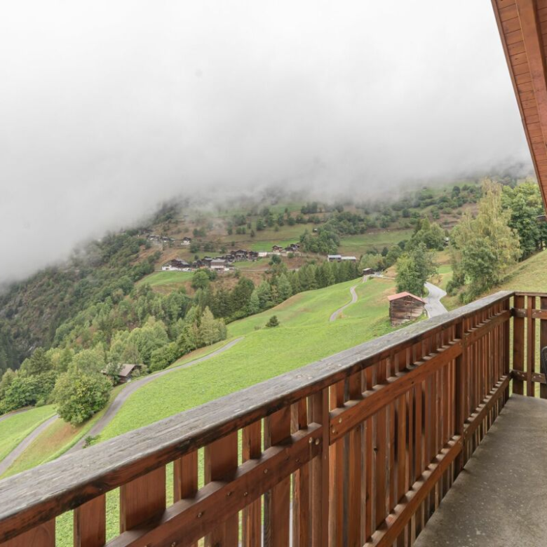 Geräumiges Gebäude in grüner Umgebung