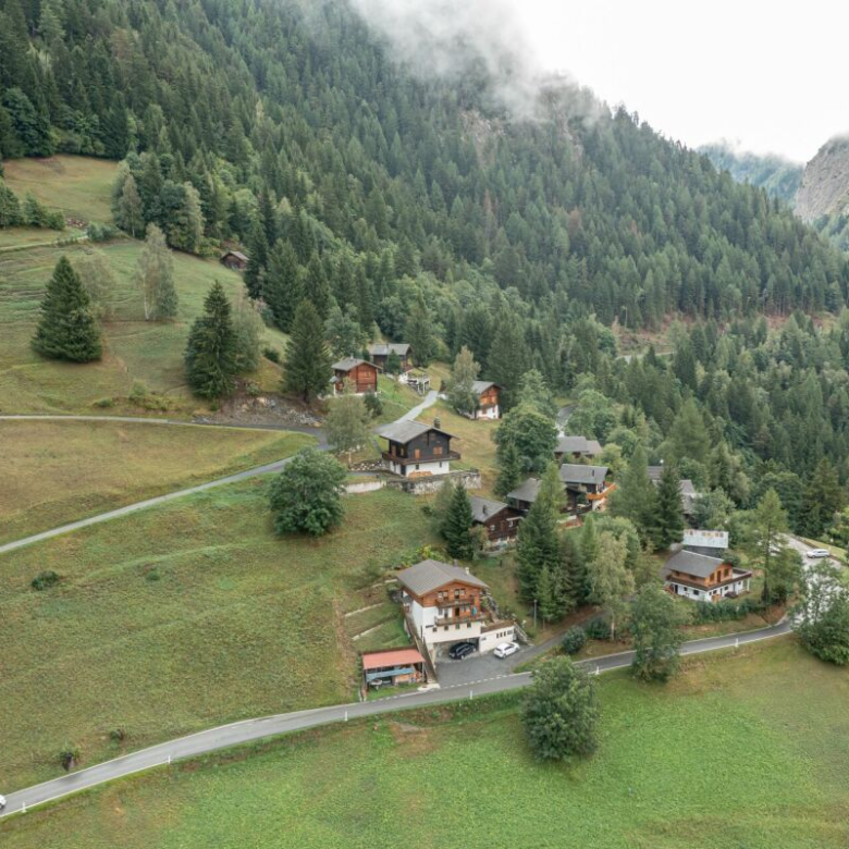 Geräumiges Gebäude in grüner Umgebung