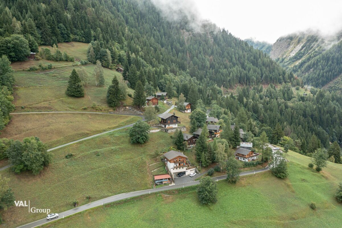 Geräumiges Gebäude in grüner Umgebung