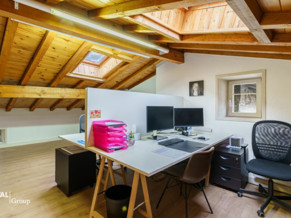 Saniertes Wohnhaus mit vielfältigen Nutzungsmöglichkeiten und historischem Charme in bester Lage
