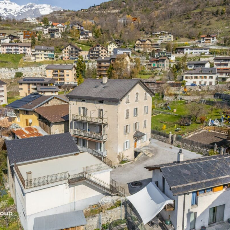 Appartement rénové de 4,5 pièces dans un immeuble ancien de charme avec un beau jardin