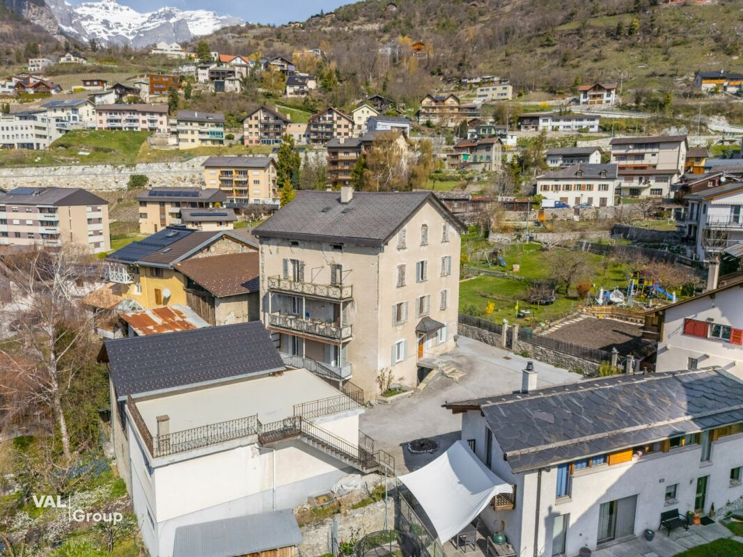 Appartement rénové de 4,5 pièces dans un immeuble ancien de charme avec un beau jardin