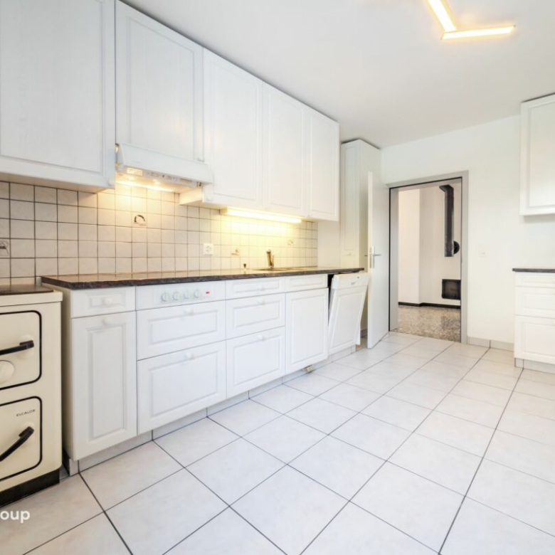 Appartement rénové de 4,5 pièces dans un immeuble ancien de charme avec un beau jardin