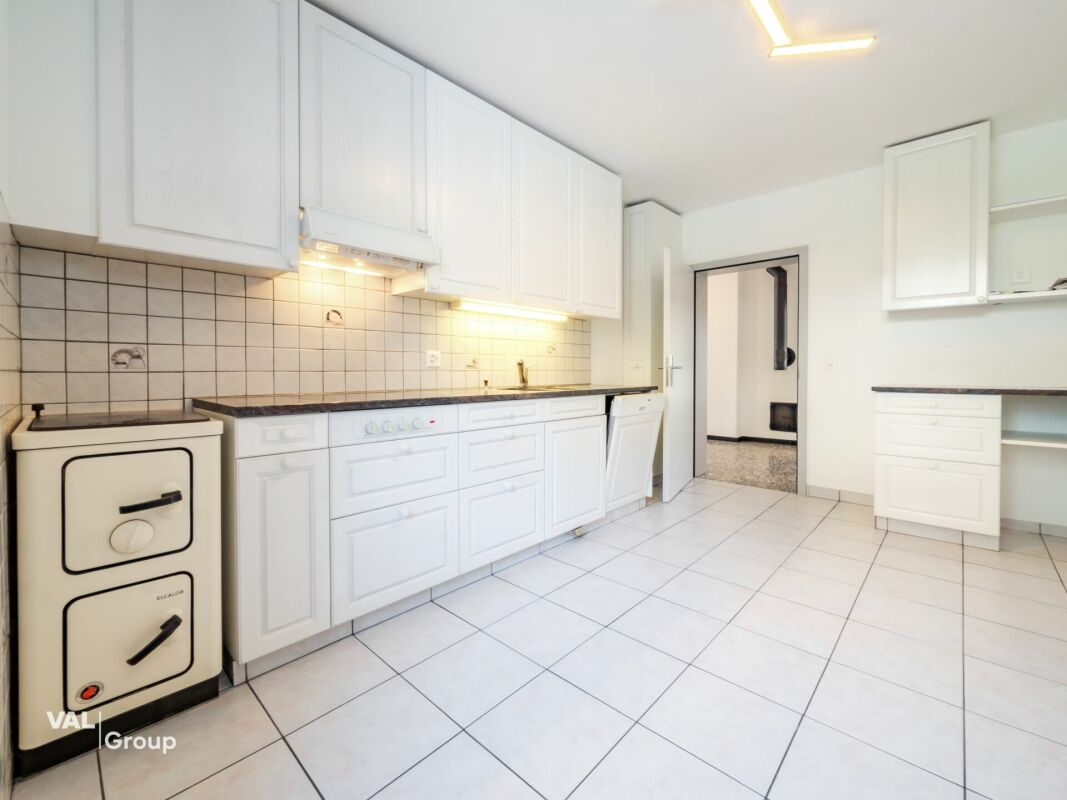 Appartement rénové de 4,5 pièces dans un immeuble ancien de charme avec un beau jardin