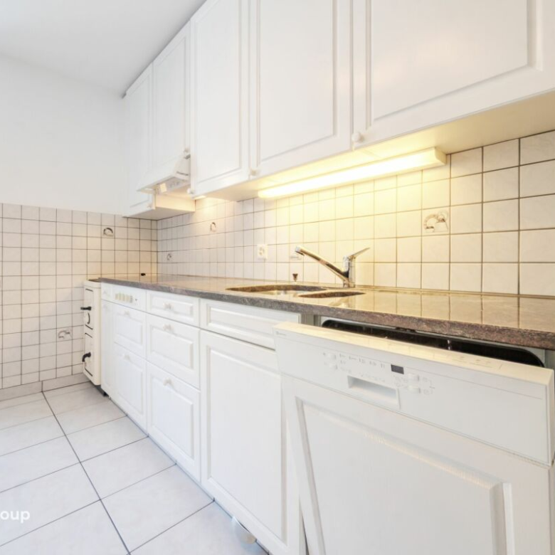 Appartement rénové de 4,5 pièces dans un immeuble ancien de charme avec un beau jardin