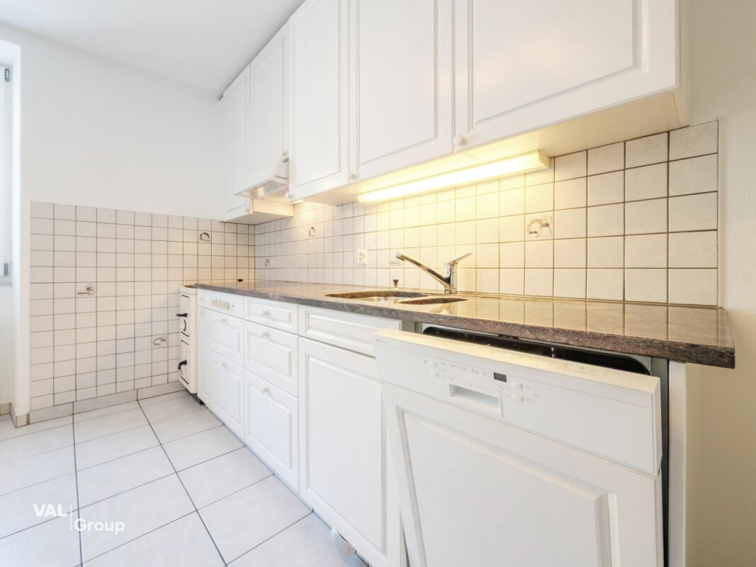 Appartement rénové de 4,5 pièces dans un immeuble ancien de charme avec un beau jardin