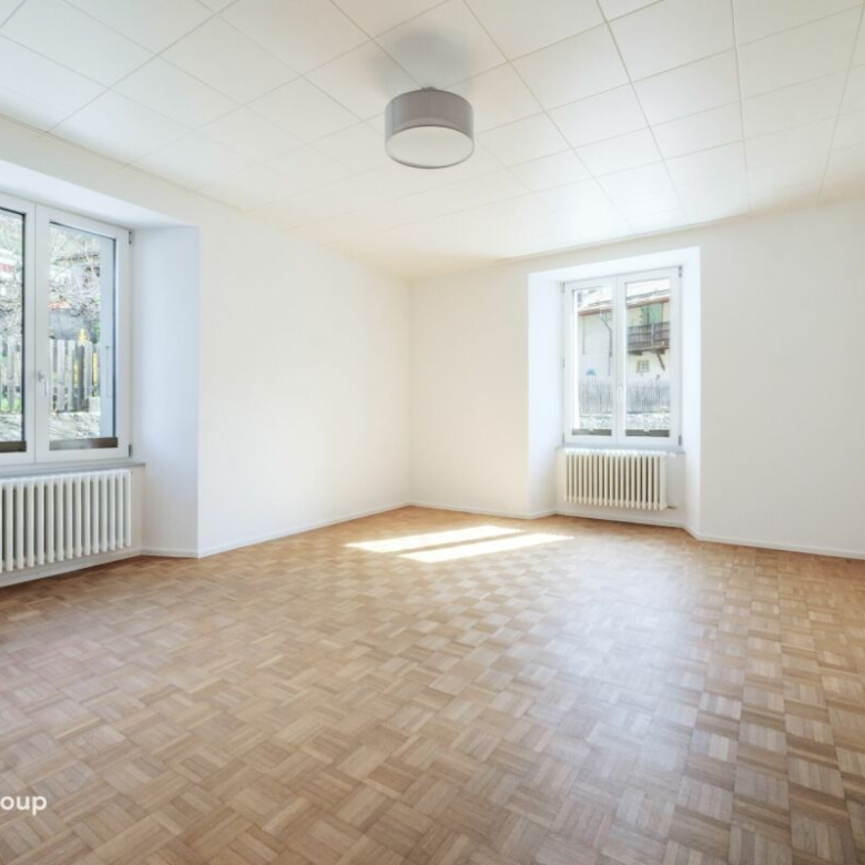 Appartement rénové de 4,5 pièces dans un immeuble ancien de charme avec un beau jardin