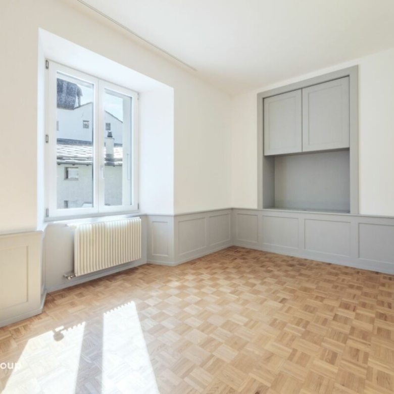 Appartement rénové de 4,5 pièces dans un immeuble ancien de charme avec un beau jardin