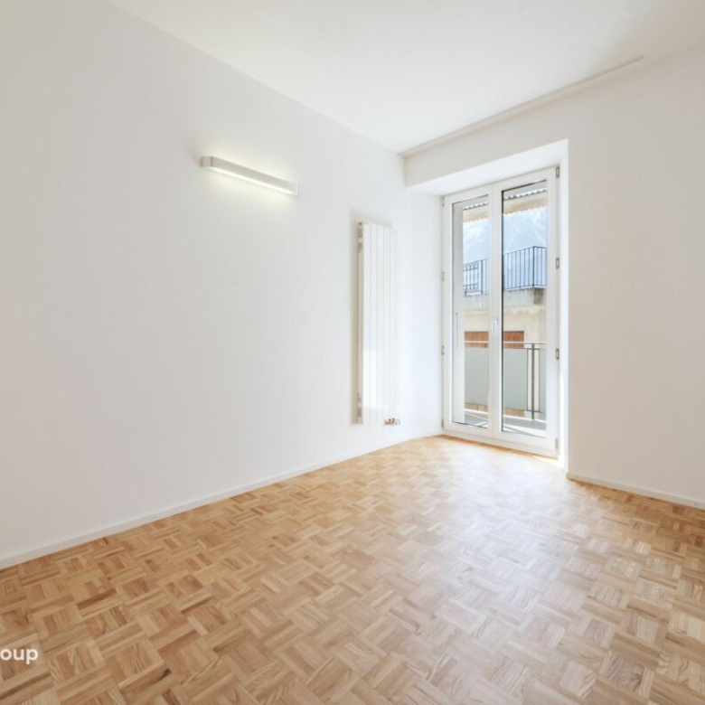 Appartement rénové de 4,5 pièces dans un immeuble ancien de charme avec un beau jardin