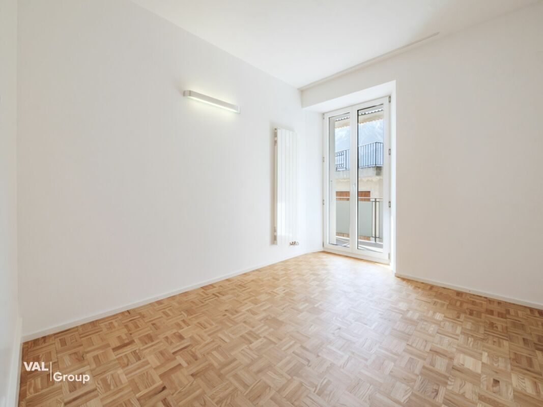 Appartement rénové de 4,5 pièces dans un immeuble ancien de charme avec un beau jardin