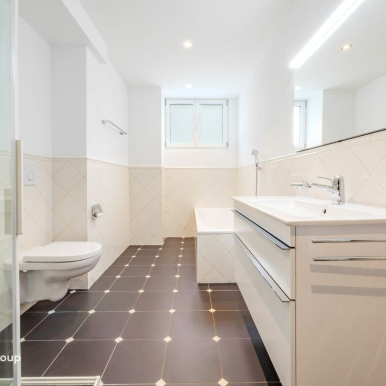 Appartement rénové de 4,5 pièces dans un immeuble ancien de charme avec un beau jardin