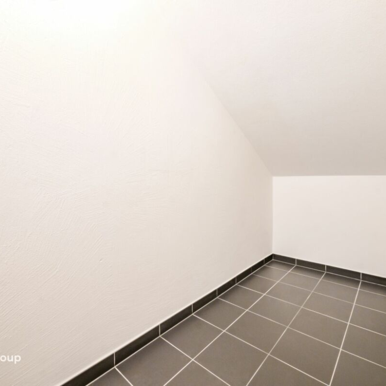 Appartement rénové de 4,5 pièces dans un immeuble ancien de charme avec un beau jardin