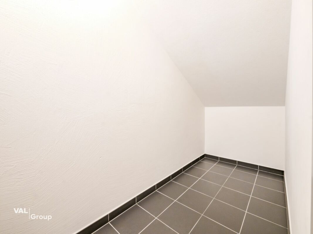 Appartement rénové de 4,5 pièces dans un immeuble ancien de charme avec un beau jardin