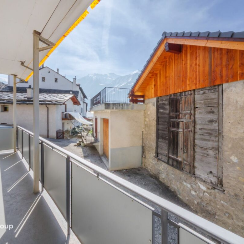 Appartement rénové de 4,5 pièces dans un immeuble ancien de charme avec un beau jardin