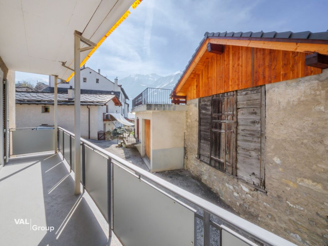 Appartement rénové de 4,5 pièces dans un immeuble ancien de charme avec un beau jardin