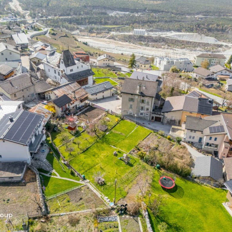 Appartement rénové de 4,5 pièces dans un immeuble ancien de charme avec un beau jardin