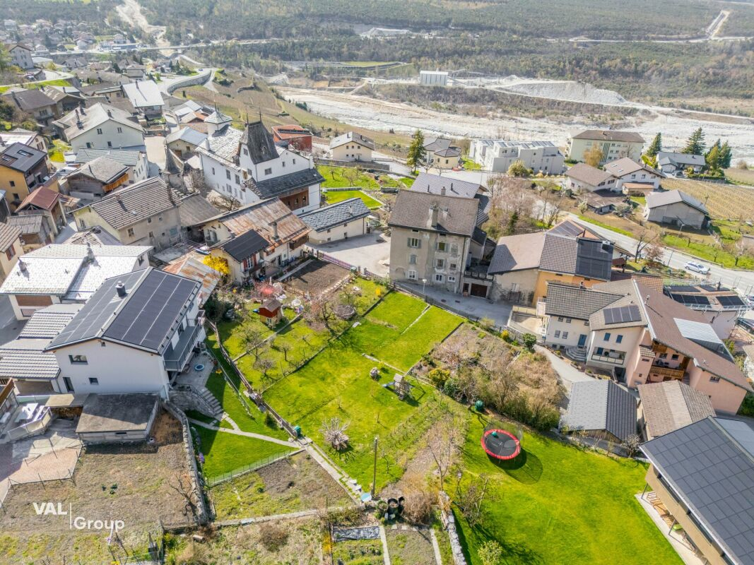 Appartement rénové de 4,5 pièces dans un immeuble ancien de charme avec un beau jardin