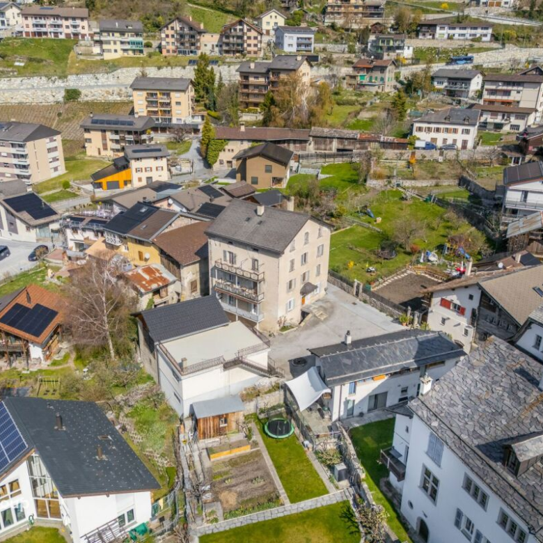 Appartement rénové de 4,5 pièces dans un immeuble ancien de charme avec un beau jardin