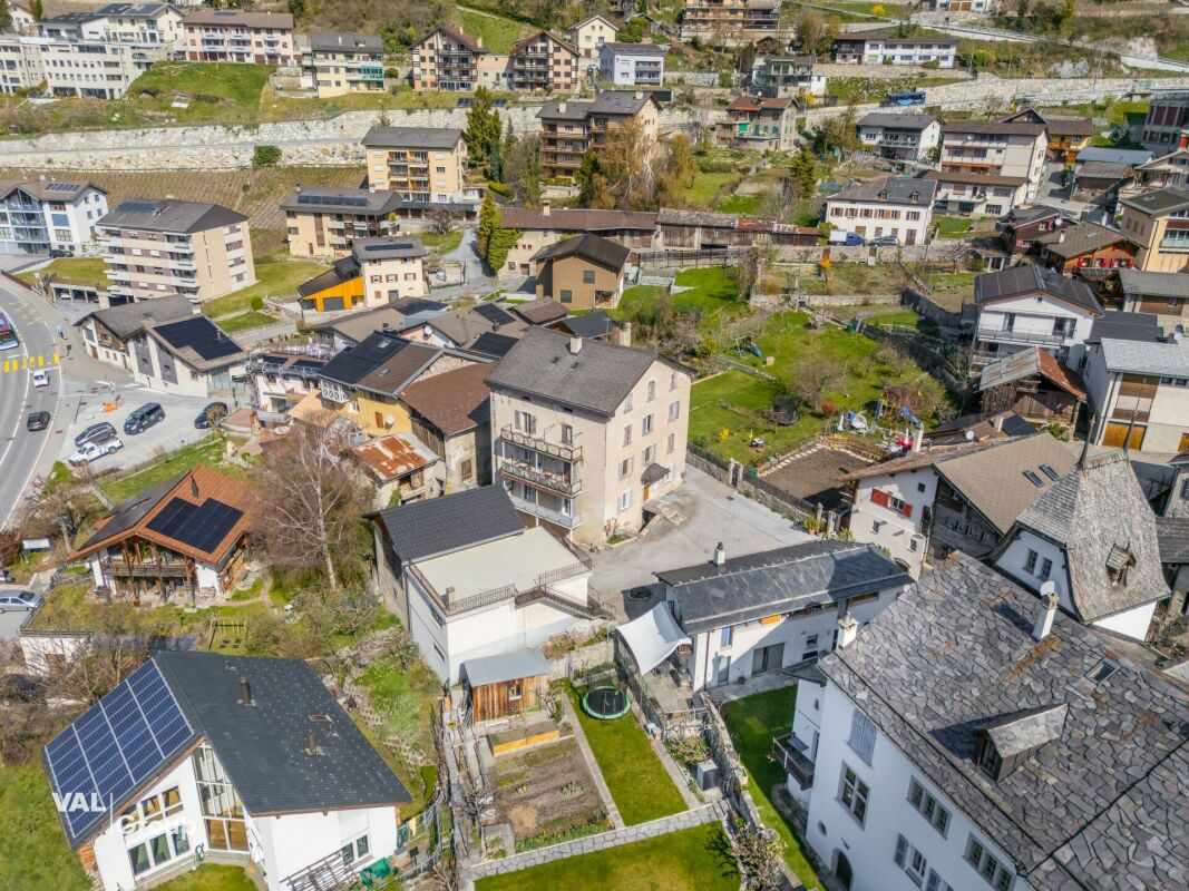 Appartement rénové de 4,5 pièces dans un immeuble ancien de charme avec un beau jardin