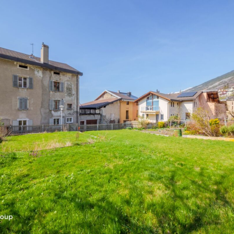 Appartement rénové de 4,5 pièces dans un immeuble ancien de charme avec un beau jardin