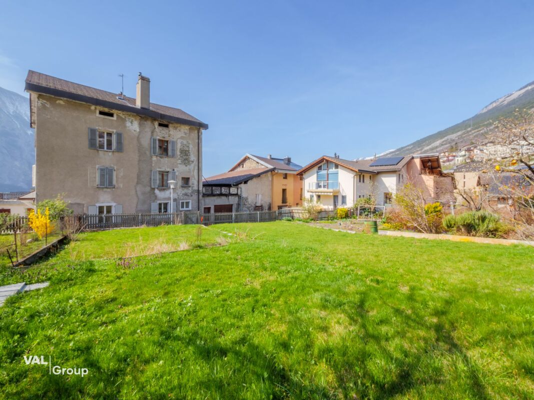 Appartement rénové de 4,5 pièces dans un immeuble ancien de charme avec un beau jardin