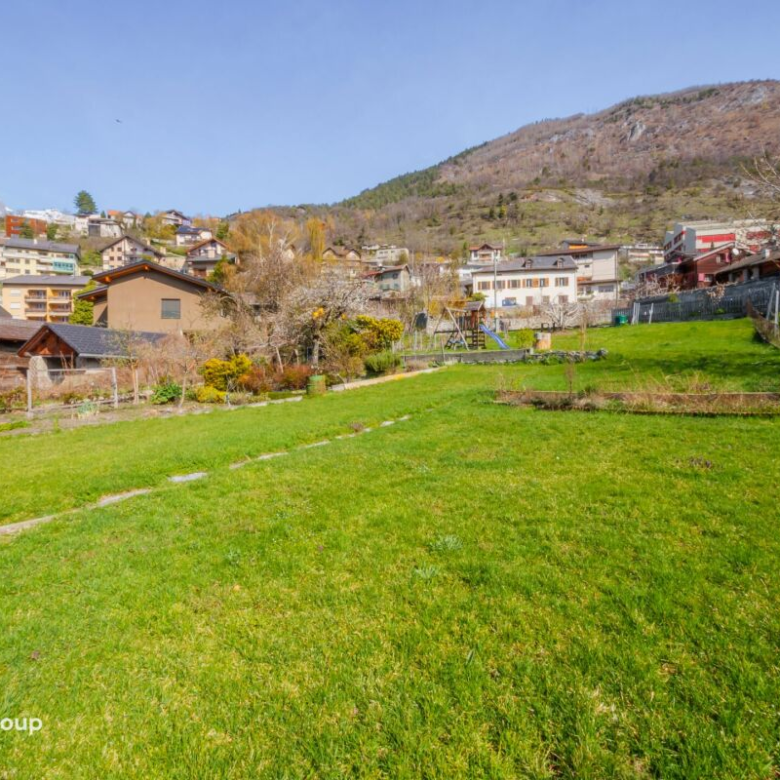 Appartement rénové de 4,5 pièces dans un immeuble ancien de charme avec un beau jardin
