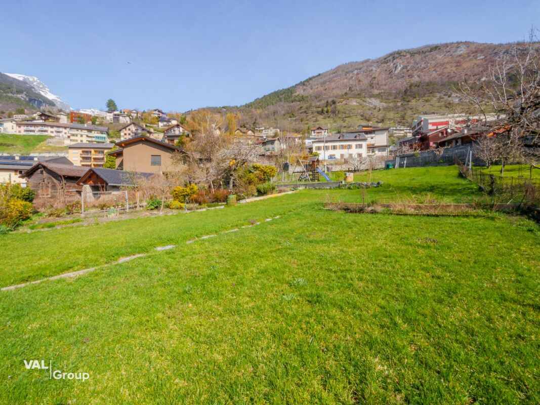 Appartement rénové de 4,5 pièces dans un immeuble ancien de charme avec un beau jardin