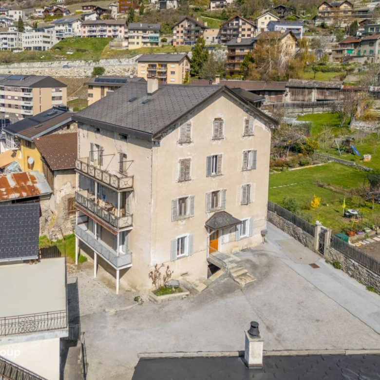 Appartement rénové de 4,5 pièces dans un immeuble ancien de charme avec un beau jardin