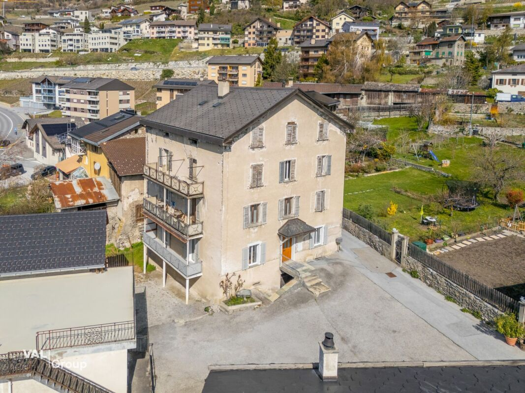 Appartement rénové de 4,5 pièces dans un immeuble ancien de charme avec un beau jardin