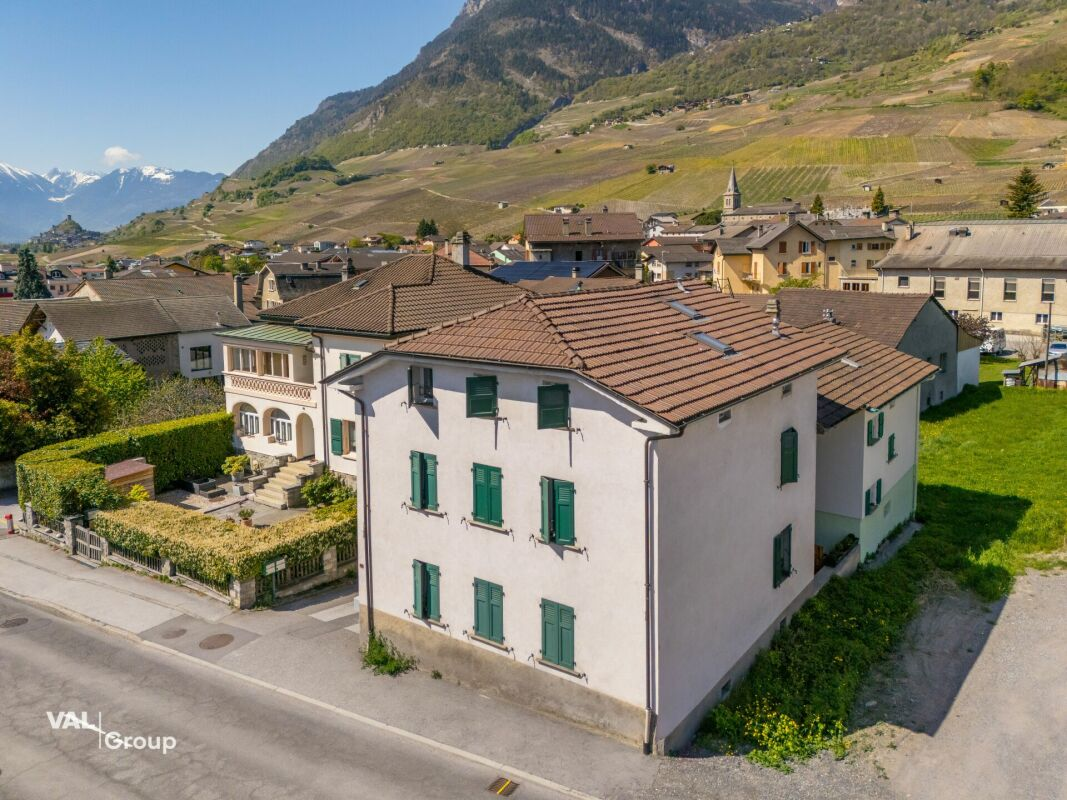 Kleines Mehrfamilienhaus mit 3 Wohnungen à 2,5 Zimmer im Herzen des Dorfes, mit einer Bruttorendite von 4,5 %