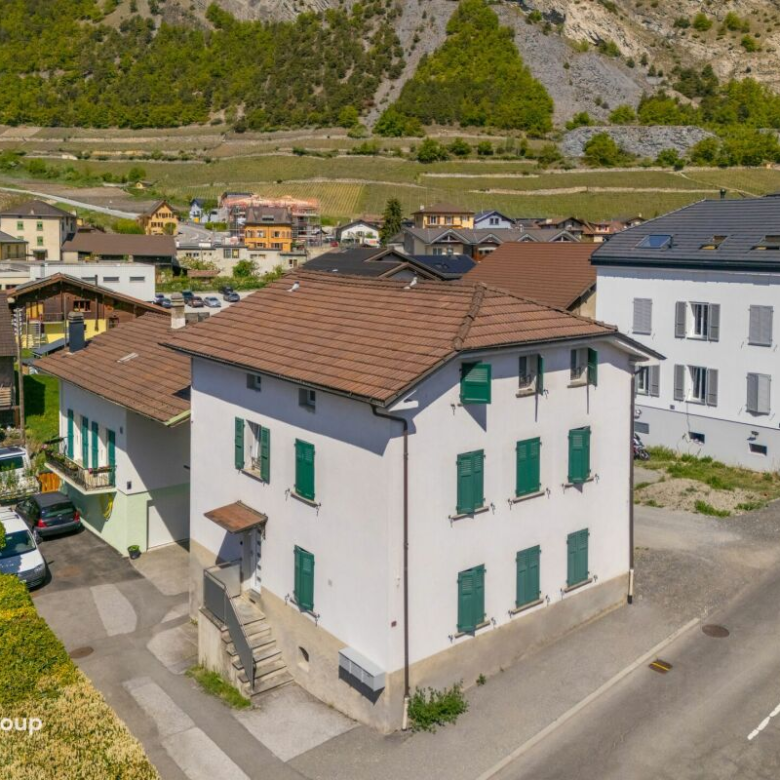 Kleines Mehrfamilienhaus mit 3 Wohnungen à 2,5 Zimmer im Herzen des Dorfes, mit einer Bruttorendite von 4,5 %