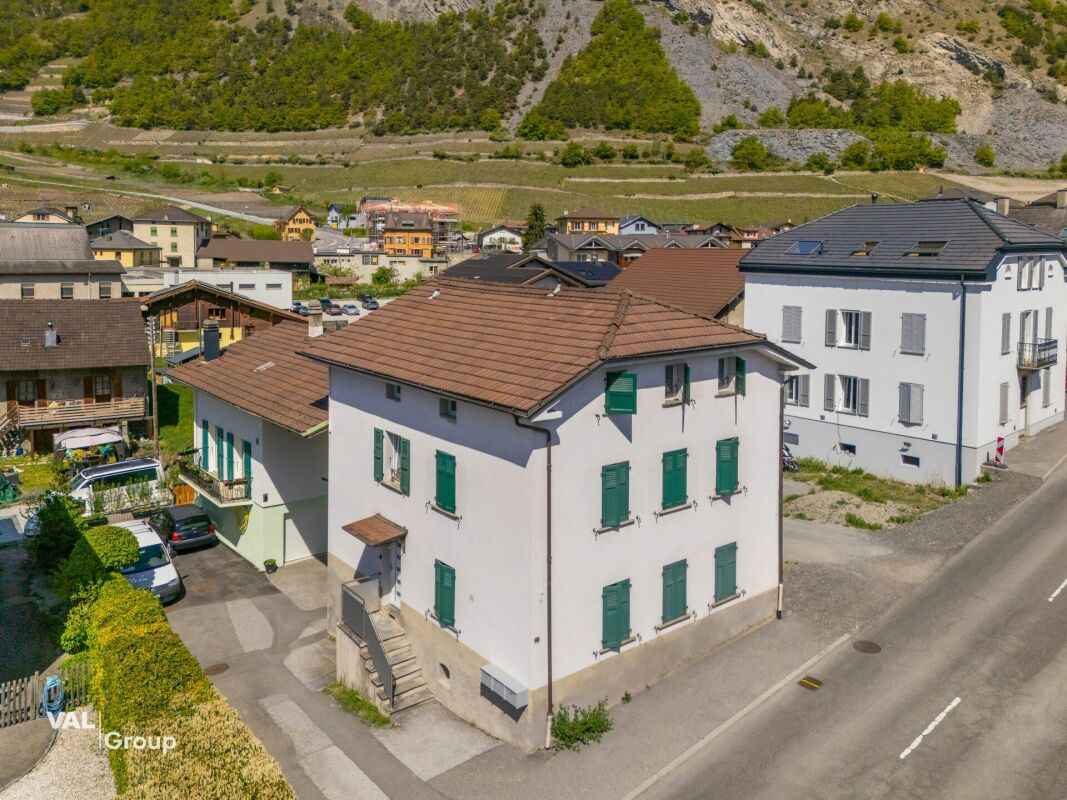Kleines Mehrfamilienhaus mit 3 Wohnungen à 2,5 Zimmer im Herzen des Dorfes, mit einer Bruttorendite von 4,5 %