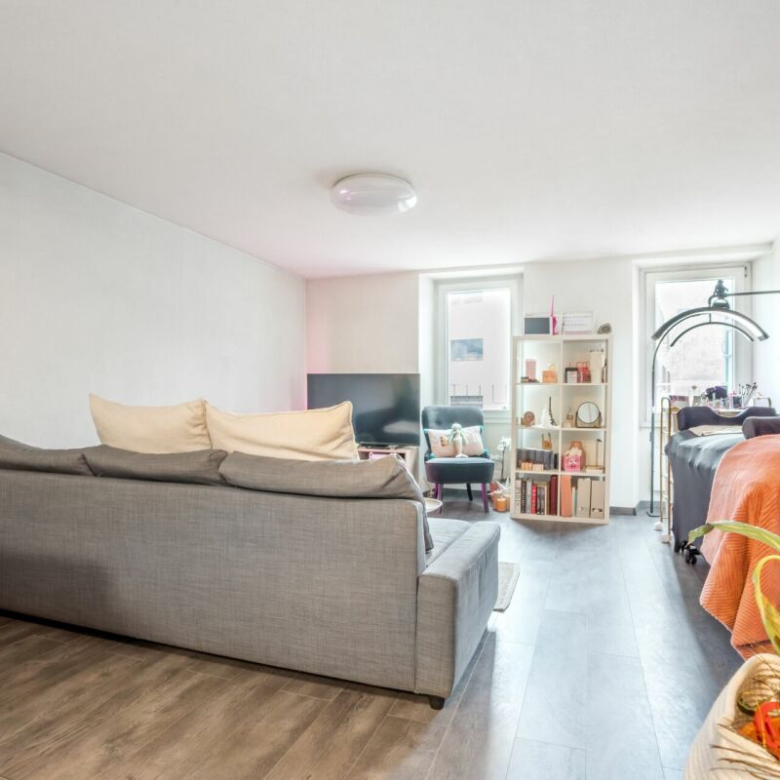 Kleines Mehrfamilienhaus mit 3 Wohnungen à 2,5 Zimmer im Herzen des Dorfes, mit einer Bruttorendite von 4,5 %