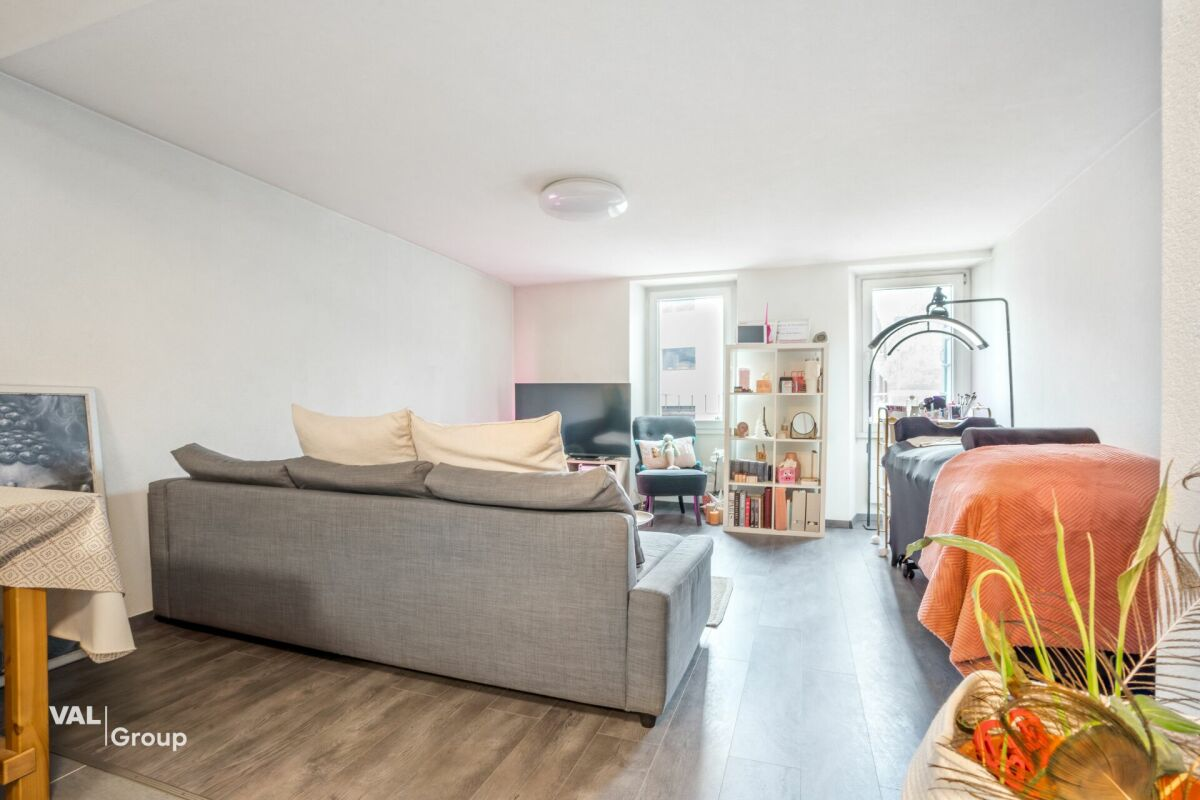 Kleines Mehrfamilienhaus mit 3 Wohnungen à 2,5 Zimmer im Herzen des Dorfes, mit einer Bruttorendite von 4,5 %