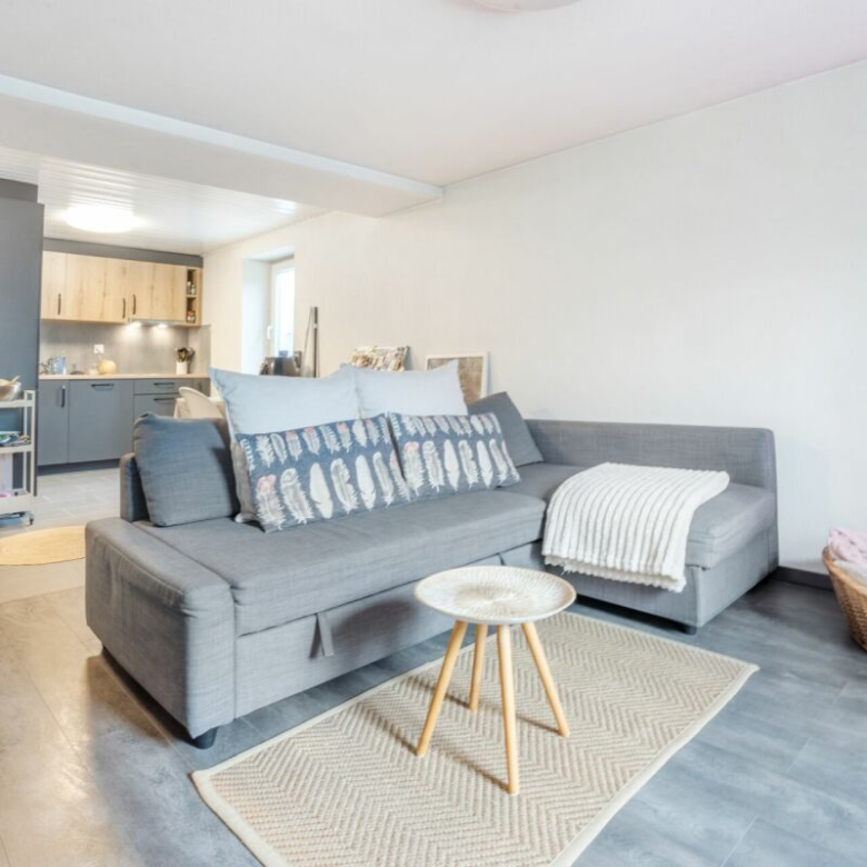 Kleines Mehrfamilienhaus mit 3 Wohnungen à 2,5 Zimmer im Herzen des Dorfes, mit einer Bruttorendite von 4,5 %