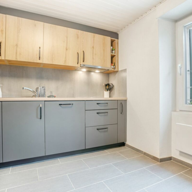 Kleines Mehrfamilienhaus mit 3 Wohnungen à 2,5 Zimmer im Herzen des Dorfes, mit einer Bruttorendite von 4,5 %