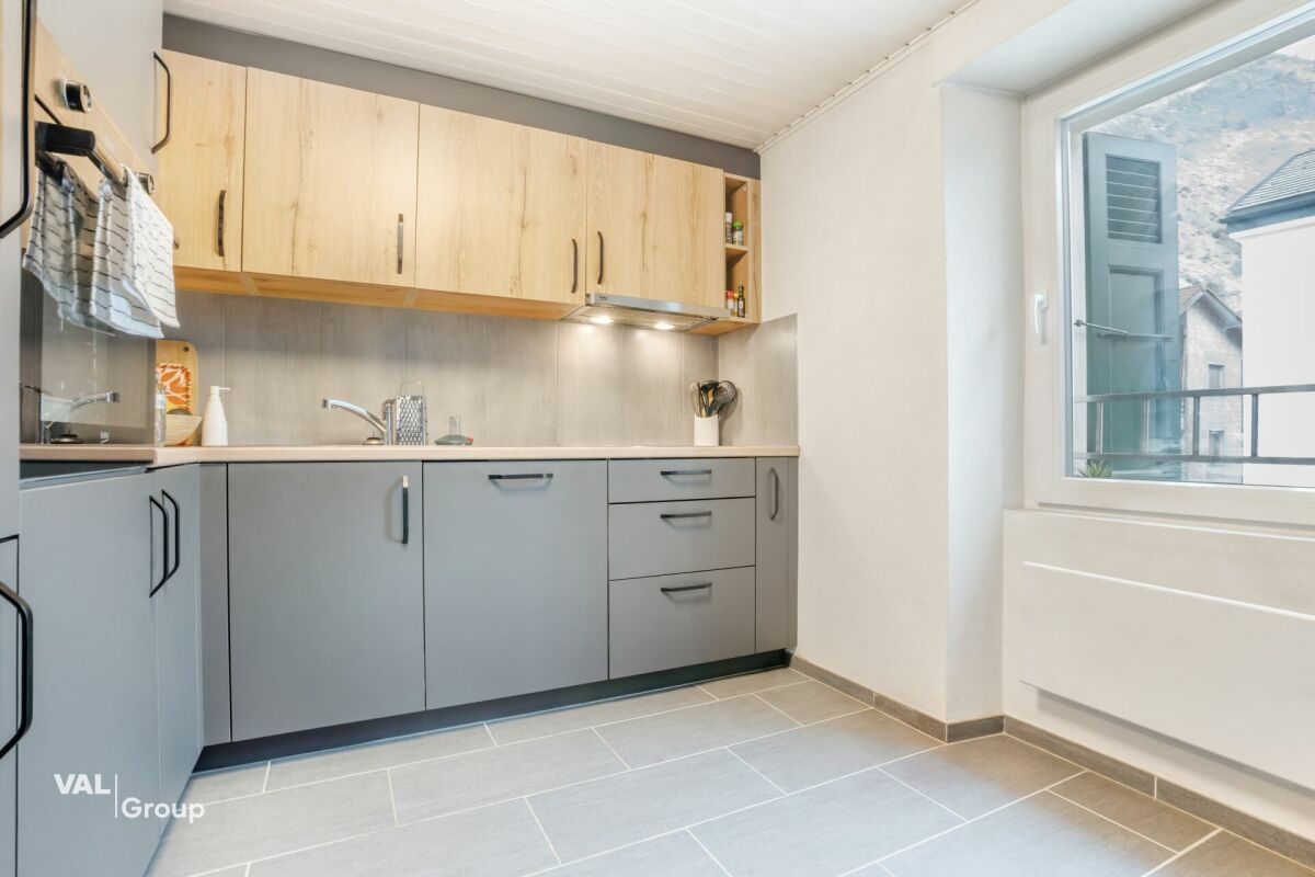Kleines Mehrfamilienhaus mit 3 Wohnungen à 2,5 Zimmer im Herzen des Dorfes, mit einer Bruttorendite von 4,5 %