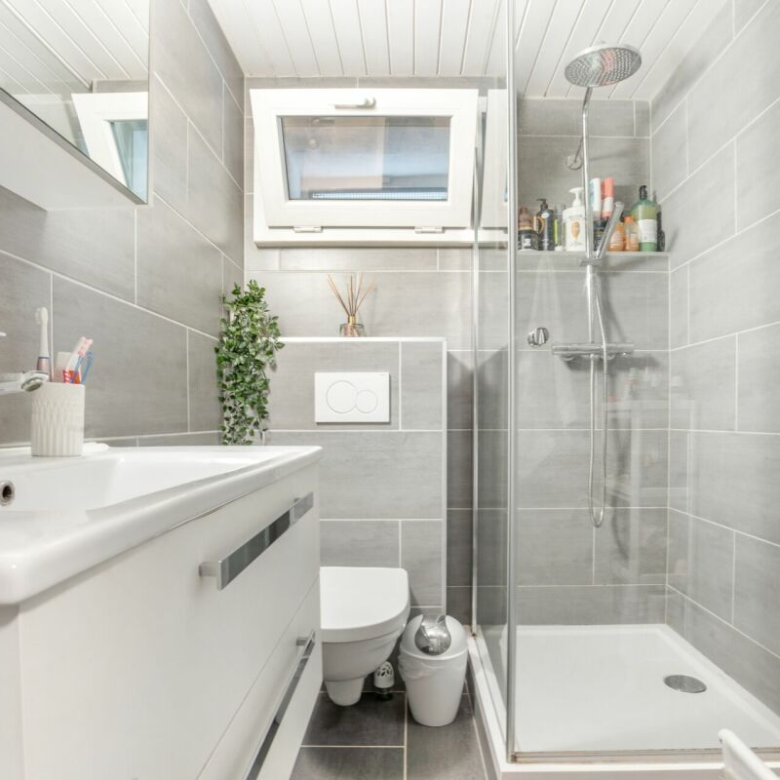 Kleines Mehrfamilienhaus mit 3 Wohnungen à 2,5 Zimmer im Herzen des Dorfes, mit einer Bruttorendite von 4,5 %